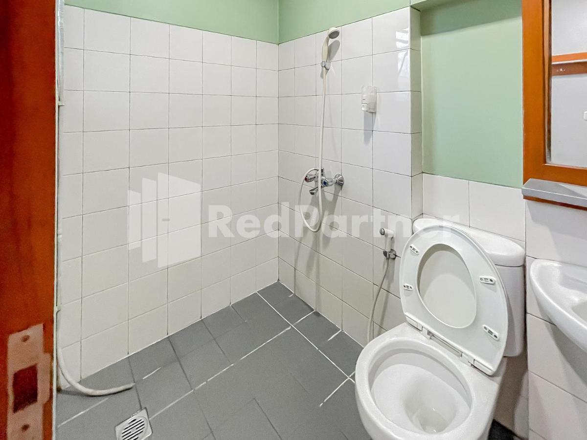 Sang Surya Guesthouse Syariah Near Rs Hasan Sadikin Mitra Reddoorz Бандунг Экстерьер фото